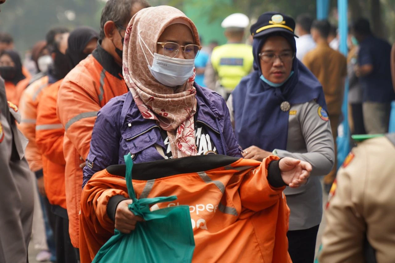 Dewi Senang Terima Bantuan Insan Maritim Peduli